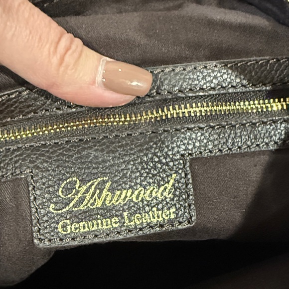 Luxury Leather shoulder bag by Ashwood - Picture 7 of 11